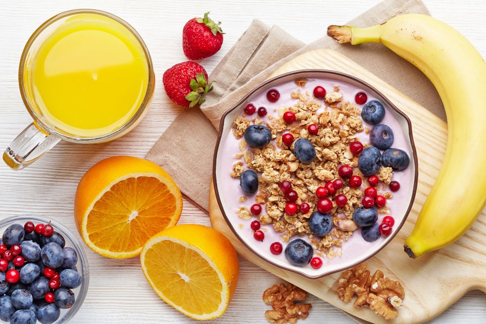 Começar o dia com alimentos saudáveis ​​para o café da manhã pode ajudá-lo a manter a energia, controlar a fome e emagrecer. Aqueles que mantêm um café da manhã regular tendem a ser mais magros e são mais bem-sucedidos em perder peso - e mantê-lo - quando tomam café da manhã. Além do mais, as pessoas que tomam café da manhã normalmente obtêm mais alguns nutrientes importantes, como fibras e vitaminas. Um café da manhã saudável e equilibrado deve fornecer uma mistura de proteínas, carboidratos complexos, fibras e gorduras saudáveis ​​para mantê-lo cheio e abastecido para o dia. Se você quer emagrecer, confira essas dicas de café da manhã! Conheça 5 alimentos para você emagrecer 1. Framboesas Uma xícara de framboesas fornece incríveis 8 gramas de fibra. O que há de tão bom em toda essa fibra? Pesquisas indicaram que aumentar a fibra em 8 gramas para cada 1.000 calorias resultou em cerca de 4 ½ libras de peso perdido. 2. Aveia A aveia ajuda a emagrecer? Certamente pode! A aveia pode ajudá-lo a emagrecer de duas maneiras. Em primeiro lugar, é rico em fibras e mantém a sensação de saciedade por mais tempo. Em segundo lugar, tomar um café da manhã feito com carboidratos de "liberação lenta", como aveia ou farelo de cereais, três horas antes do exercício, pode ajudá-lo a queimar mais gordura. Isso porque comer carboidratos de "liberação lenta" não aumenta o açúcar no sangue tão alto quanto comer carboidratos refinados (pense: torrada branca). Por sua vez, os níveis de insulina não aumentam tanto. Como a insulina desempenha um papel na sinalização de seu corpo para armazenar gordura, ter níveis mais baixos de açúcar no sangue pode ajudá-lo a queimar gordura. 3. Iogurte A proteína contida no iogurte pode lhe dar uma vantagem extra se você quiser emagrecer. A proteína é naturalmente saciante e leva mais tempo para digerir do que os carboidratos simples. Quando as pessoas bebem uma bebida de proteína de soro de leite, elas perdem cerca de 4 libras a mais e cerca de uma polegada a mais de cintura ao longo de 6 meses e sentem menos fome do que aquelas que recebiam um shake de carboidrato. Proteína, incluindo proteína de soro de leite encontrada naturalmente em iogurte e outros produtos lácteos, sacia e leva mais tempo para digerir do que carboidratos simples. Economize calorias e açúcar adicionado, escolhendo iogurte natural. Adicione frutas frescas para doçura. 4. Manteiga de Amendoim As nozes também são embaladas com proteínas e fibras para ajudá-lo a ficar satisfeito por mais tempo e promover a perda de peso. Provavelmente porque a manteiga de amendoim e todas as nozes e manteigas de nozes fornecem uma boa dose de gorduras, fibras e proteínas saudáveis ​​- todos nutrientes satisfatórios. As nozes costumavam ter uma reputação "ruim" por serem ricas em calorias e gordura. E embora nozes e manteigas de nozes sejam densas em calorias, 2 colheres de sopa de manteiga de amendoim têm pouco menos de 200 calorias, 7 gramas de proteína e 2 gramas de fibra - elas também são densas em nutrientes e ajudam a construir um café da manhã satisfatório. Tente espalhar uma ou duas colheres de sopa de manteiga de amendoim em torradas de trigo integral (outro carboidrato de "liberação lenta") ou adicionar nozes ou manteiga de nozes à aveia (outro carboidrato de "liberação lenta") para uma refeição balanceada. 5. Ovos Um ovo grande tem 6 gramas de proteína e 72 calorias. Em comparação com carboidratos e gordura, a proteína mantém você satisfeito por mais tempo. Um estudo descobriu que as pessoas que comiam ovos no café da manhã sentiam-se mais cheias por mais tempo e perdiam mais do que o dobro do peso do que aquelas que recebiam a mesma quantidade de calorias de um bagel no café da manhã. E embora apenas comer clara de ovo o ajude a economizar calorias, você também perderá metade da proteína (cerca de 3 gramas na gema), o que ajuda a tornar os ovos uma escolha poderosa para o café da manhã. Além disso, a gema é rica em nutrientes saudáveis, como cálcio e antioxidantes protetores dos olhos - luteína e zeaxantina. As gemas são uma fonte significativa de colesterol dietético. Mas a ciência mais recente sugere que o colesterol dietético não é inerentemente ruim para a saúde do coração e os pesquisadores acham que comer um ovo inteiro todos os dias é bom para a maioria das pessoas. Gostou das nossas dicas? Você também pode combinar outras receitas de café da manhã para emagrecer que combine com o seu paladar. Ou se preferir, você também pode consultar um nutricionista para que este profissional monte um cardápio de acordo com as suas necessidades e preferências.